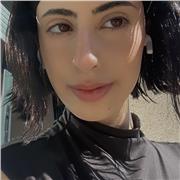 Profesora de inglés imparte clases a jóvenes que estén cursando la E.S.O